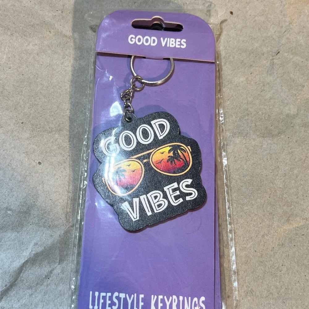 Lifestyle Keyrings Good Vibes Wood Keychain Black MulTropical Sunset Sunglasss
